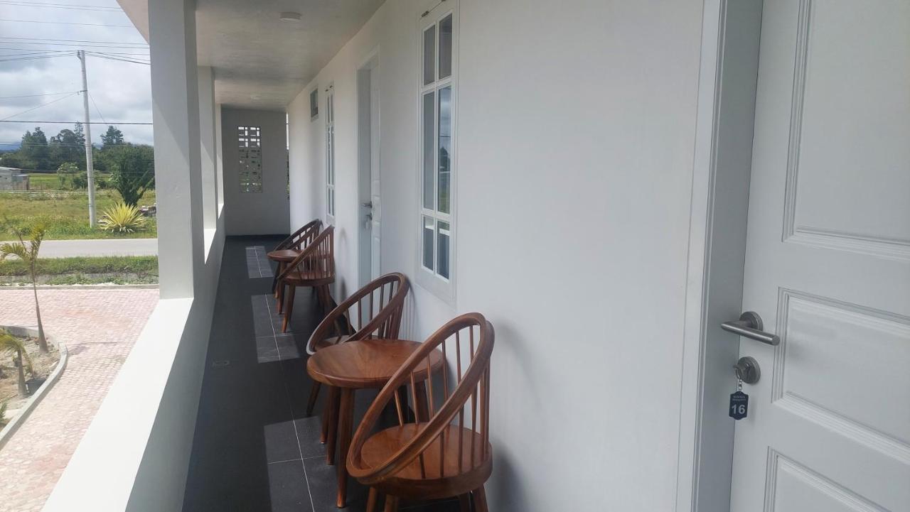 Hotel Wisma Mangurna Dolok Sanggul エクステリア 写真